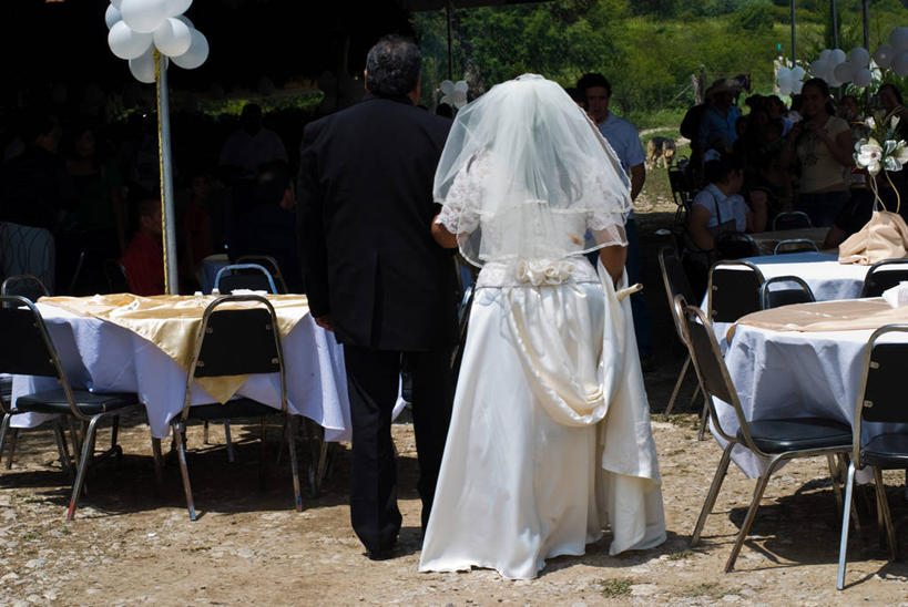 成年人,两个人,新娘,新郎,横图,室外,白天,婚纱,婚礼,旅游,度假,快乐,美景,山,家具,桌子,椅子,纺织品,墨西哥,庆祝,装饰,并排,景观,花边,结婚,娱乐,顾客,座位,桌布,花,背面,自然,气球,装饰物,享受,休闲,喜庆,景色,放松,摄影,面纱,纪念,宾客,北美,北美洲,拉丁美洲,自然风光,美洲,北亚美利加洲,亚美利加洲,墨西哥合众国,仙人掌王国,塔毛利帕斯州,主顾,墨西哥文化,开端,男人,男性,女人,女性,步行,彩图,高兴,挨着