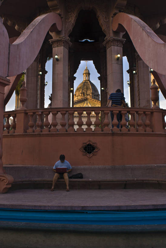 成年人,两个人,三个人,人群,夫妻,广场,站,坐,躺,竖图,室外,白天,爱情,笔记本电脑,技术,城市,建筑,棕榈树,手机,墨西哥,敲打,弯腰,并排,工作,包,柱子,长椅,亭子,浪漫,注视,休闲装,历史,设备,输入,座位,施工,衣服,天空,交通工具,打字,观察,看,职业,机械,恩爱,搭,恋人,摄影,宗教,观看,点击,敲击,工程,察看,北美,北美洲,拉丁美洲,搭着,关注,近景,载具,记忆,美洲,市区,北亚美利加洲,亚美利加洲,墨西哥合众国,仙人掌王国,塔毛利帕斯,塔毛利帕斯州,无线电技术,工作车,施工车,灵性,异性恋,按键,计算机,男人,男性,年轻女性,女人,女性,年轻人,长发,夫妇,情侣,电话机,椰子树,拥抱,彩图,旅行,大教堂,海港,伴侣,传统文化,坦皮科,售货亭,挨着,过去,建筑结构