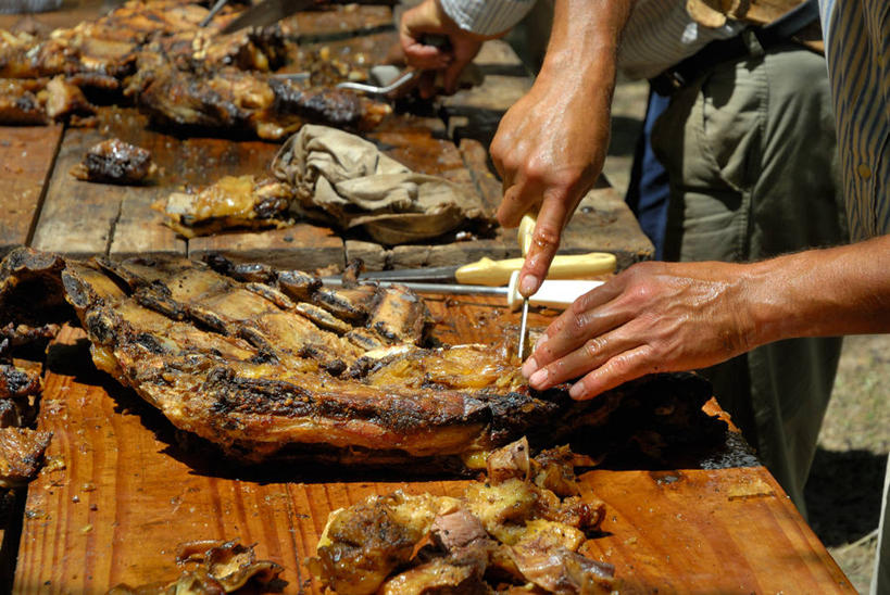 手,两个人,横图,俯视,室外,白天,烧烤,桌子,准备,木制,肉,食品,拿着,休闲装,饮食,人体,摄影,部分,清新,餐刀,切断,白肉,健康食物,布宜诺斯艾利斯,彩图,高角度拍摄