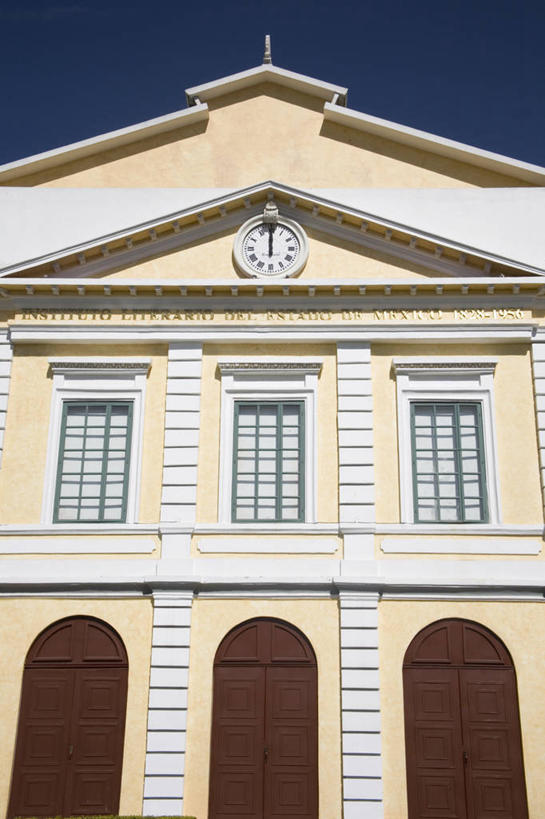 无人,竖图,室外,白天,仰视,窗户,门,建筑,墨西哥,柱子,拱门,古城,历史,废墟,天空,地标建筑,摄影,建造,拉丁美洲,文学,万里无云,墨西哥文化,钟,彩图,低角度拍摄,旅行,传统文化,墨西哥州