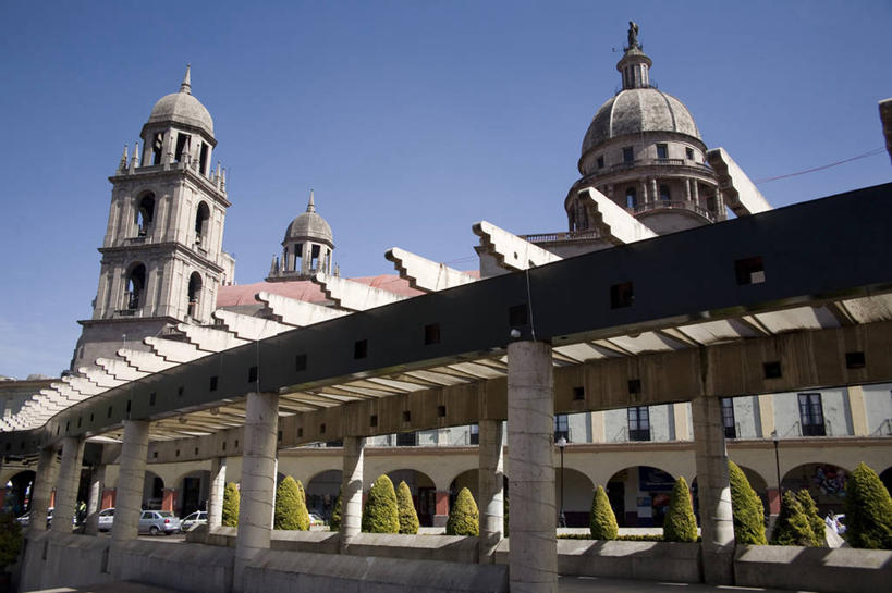 无人,广场,教堂,横图,室外,白天,建筑,汽车,雕塑,墨西哥,雕像,柱子,拱门,塔,历史,废墟,车,树,天空,地标建筑,交通工具,摄影,宗教,拉丁美洲,圆顶建筑,载具,万里无云,灵性,墨西哥文化,彩图,旅行,大教堂,传统文化,墨西哥州