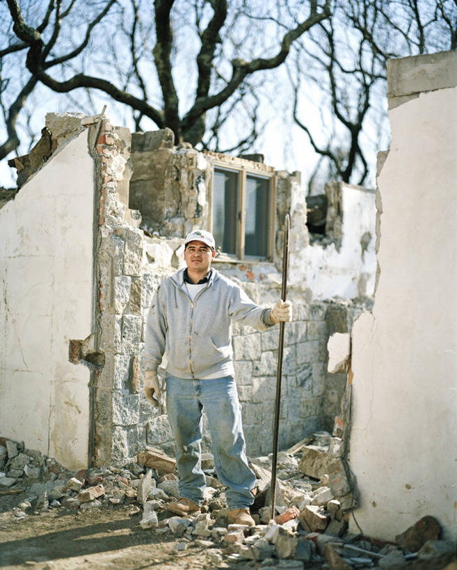 西方人,成年人,一个人,建筑工人,站,竖图,室外,白天,信心,帽子,欧洲,纽约,欧洲人,仅一个男性,仅一个人,工具,拿着,休闲装,破坏,树,工人,仅一个年轻男性,衣服,鸭舌帽,摄影,走神,毁坏,肖像,改变,发展,纽约州,汉普顿,男人,男性,年轻男性,白种人,年轻人,员工,彩图,匠人,劳动者,体力工