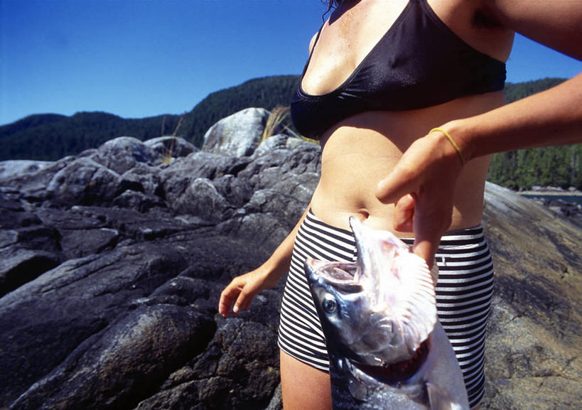 海鲜,三文鱼,成年人,一个人,横图,室外,特写,白天,泳装,比基尼,鲑鱼,野生动物,加拿大,仅一个男性,仅一个人,鱼,拿着,水产,鱼类,饮食,海洋生物,仅一个年轻男性,动物,摄影,死亡,水生动物,海产品,水生物,海底动物,鲑,结束,银大麻哈鱼,大不列颠哥伦比亚,男人,男性,年轻男性,年轻人,彩图,银鲑