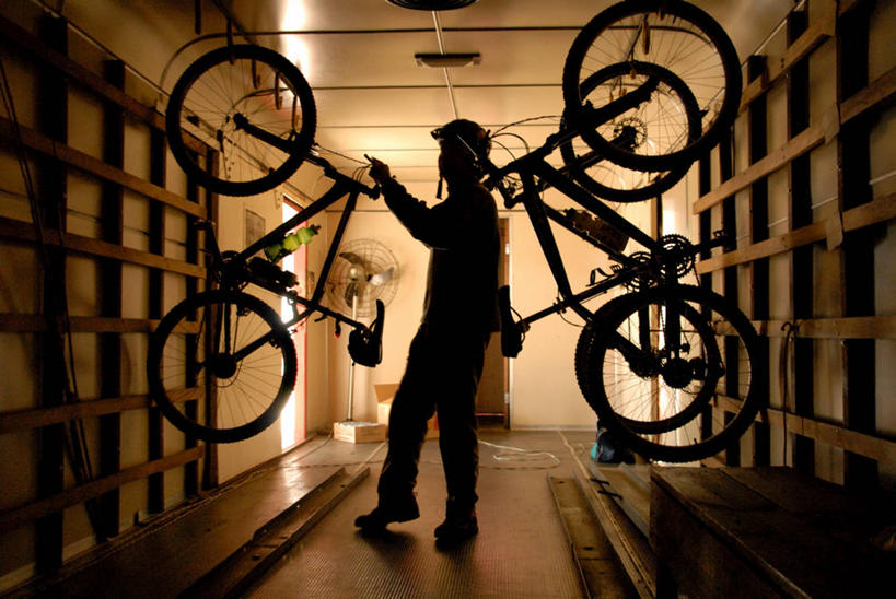 成年人,一个人,横图,室内,白天,车库,自行车,巴西,仅一个男性,吊挂,悬挂,朦胧,模糊,挂,拿着,南美,摄影,南美洲,拉丁美洲,美洲,剪影,巴西联邦共和国,首府,亚美利加洲,南亚美利加洲,巴拉那,巴拉那州,库里蒂巴,库里奇巴,彩图