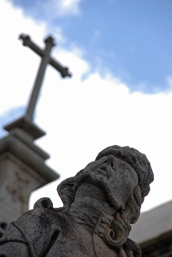 竖图,室外,特写,白天,仰视,雕塑,艺术,装饰,标志,雕刻,雕像,符号,十字架,标识,工艺品,摄影,纪念,美术,基督教,主题,陈列,巴洛克风格,功能,美学,皂石,性别符号,旧约,巴西文化,预言家,彩图,低角度拍摄,男性符号