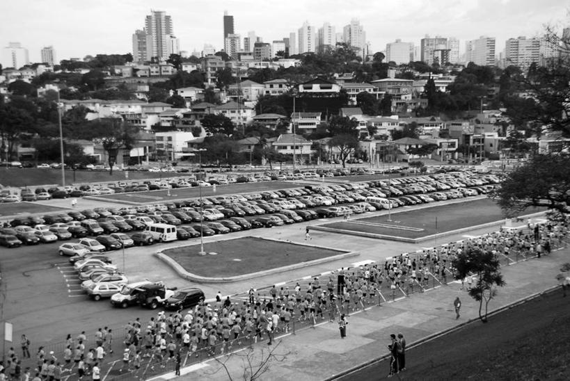 跑,横图,俯视,黑白,室外,白天,竞争,天际线,道路,路,公路,交通,许多人,一群人,摄影,田径运动员,圣保罗,马拉松赛跑,马路,高角度拍摄