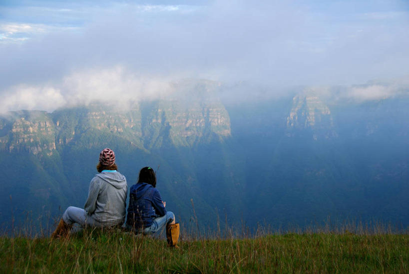 成年人,两个人,坐,横图,室外,白天,运动服,山脉,朦胧,模糊,草,背面,风景,思考,摄影,宁静,圣卡塔琳娜,岩石,彩图