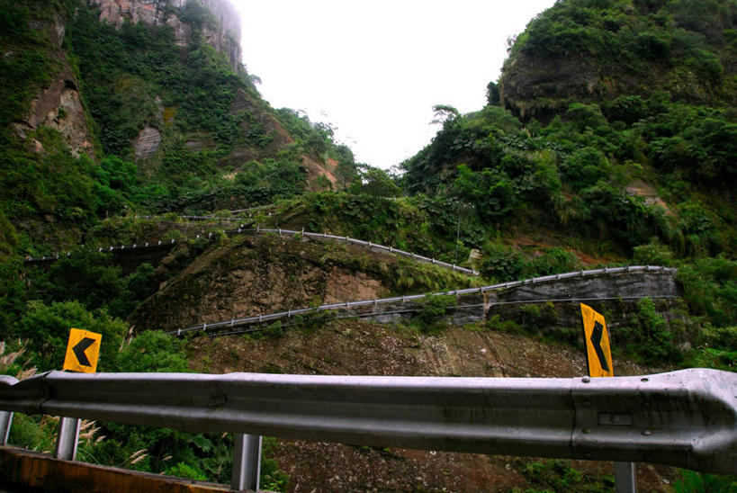 无人,横图,室外,白天,仰视,山,指示牌,标志,文字,山路,方向,标识,箭头,陡峭,运输,摄影,蜿蜒,指向,交通标志,簇,圣卡塔琳娜,彩图,低角度拍摄,防撞护栏