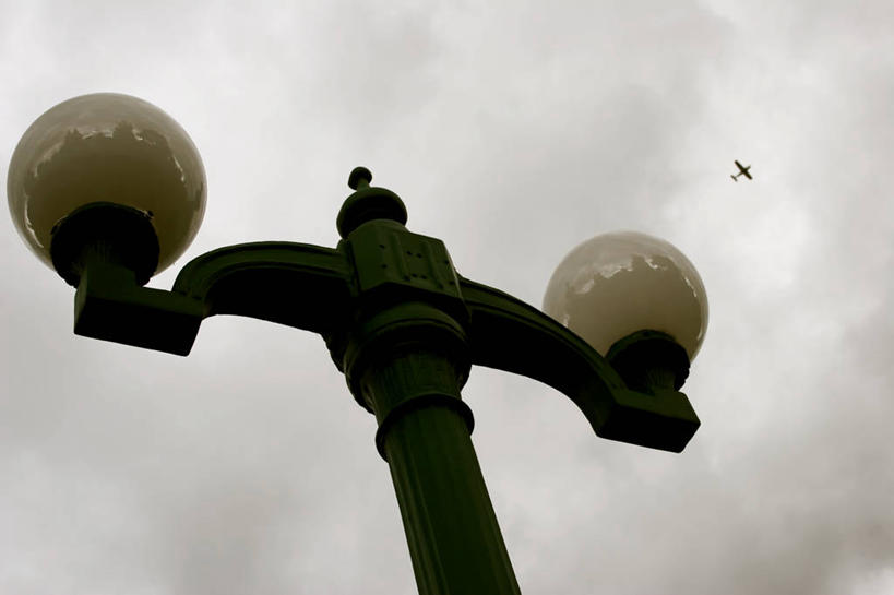 无人,横图,室外,白天,仰视,多云,飞机,路灯,哥伦比亚,小的,云,首都,飞,灯,南美,摄影,波哥大,彩图,低角度拍摄