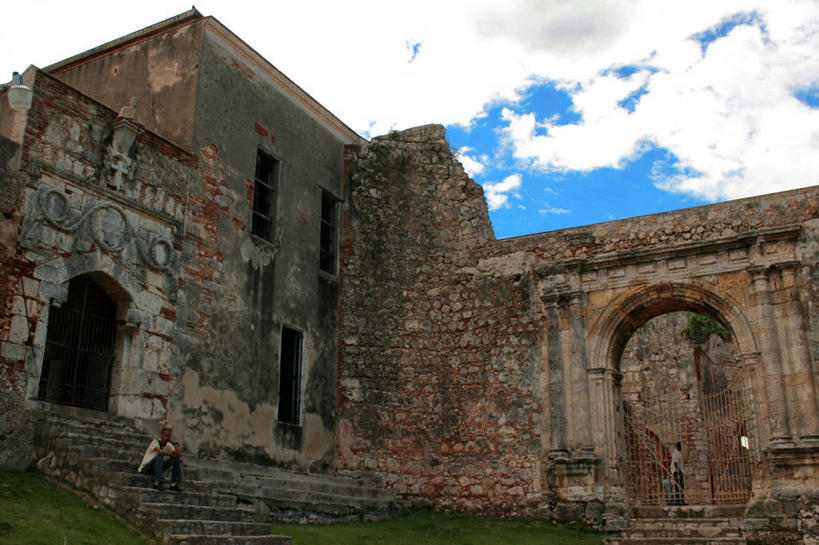 成年人,中年人,一个人,横图,室外,白天,旅游,城市,加勒比海,多米尼加,仅一个男性,仅一个人,仅一个中年男性,行人,游客,游人,破碎,砖,城堡,首都,破坏,路人,旅客,破损,废墟,台阶,大西洋,摄影,粉碎,损坏,北美,北美洲,拉丁美洲,毁坏,美洲,摧毁,圣多明戈,圣多明各,北亚美利加洲,亚美利加洲,多米尼加共和国,圣多明哥,过客,伊斯帕尼奥拉岛,男人,男性,中年男性,彩图,国家特区,多京