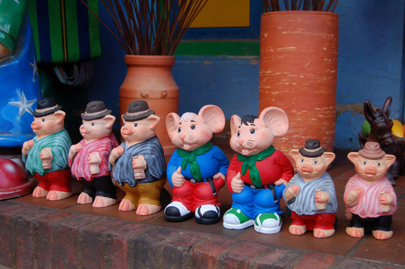 无人,横图,室外,白天,庸俗,猪,花瓶,玩具,雕塑,一排,许多,艺术,整齐,装饰,雕刻,雕像,很多,排列,纪念品,工艺品,摄影,多样,纪念,鼠,美术,队列,主题,手艺,陈列,功能,美学,彩图