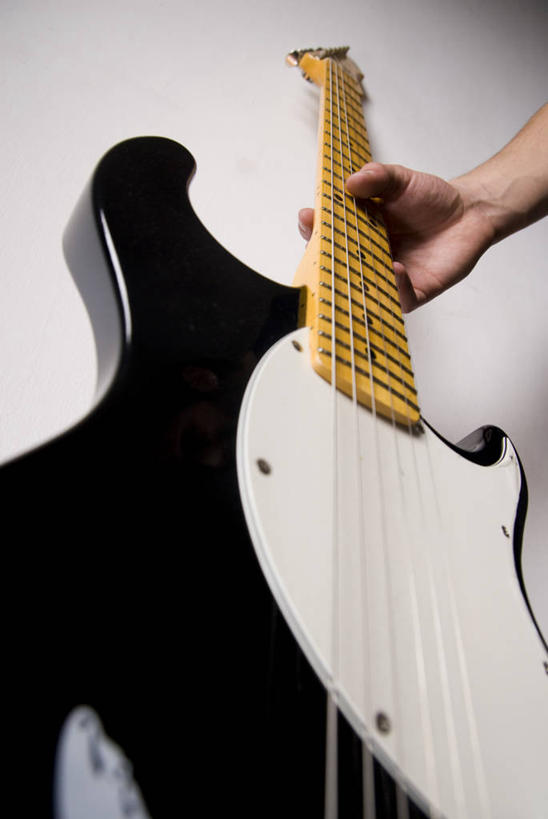 成年人,手,一个人,竖图,特写,白色背景,仅一个男性,表演,电吉他,吉他,弦乐器,音乐,拿着,人体,摄影,部分,噪声,音乐人,放音设备,彩图,影棚拍摄,摇摆舞