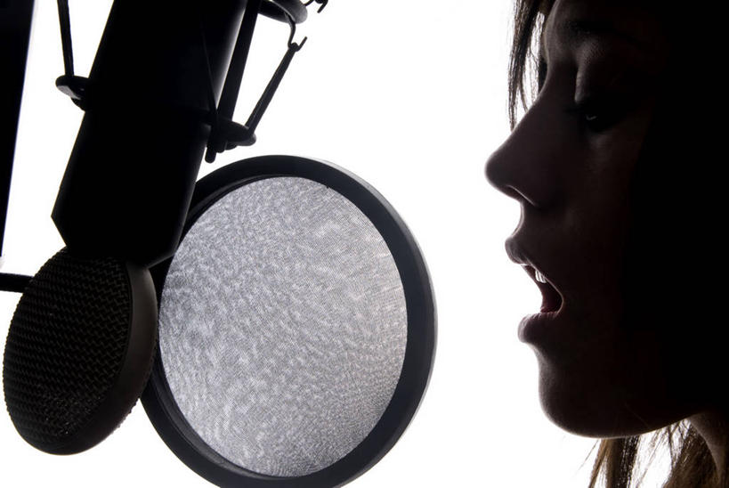 成年人,嘴,一个人,横图,特写,白色背景,侧面,通讯,仅一个年轻女性,仅一个女性,仅一个人,音乐,张嘴,人体,摄影,唱,部分,录音棚,麦克风,录音,噪声,逆光,张大嘴巴,年轻女性,女人,女性,年轻人,口,口腔,嘴巴,嘴唇,张开嘴,歌手,彩图,影棚拍摄,数码录音机,数字录音器