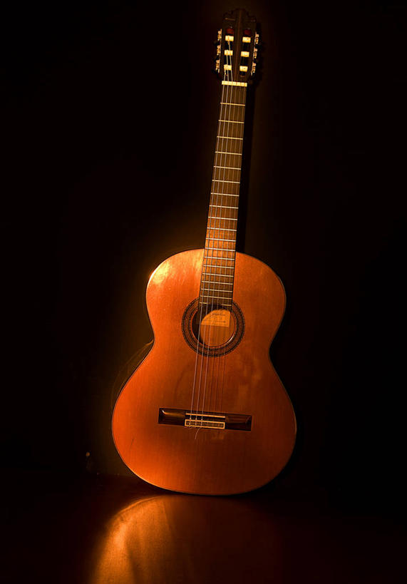 无人,竖图,表演,黑色背景,反射,吉他,乐器,弦乐器,音乐,一个,摄影,单个,高雅,简单,噪声,弹拨弦鸣乐器,音乐人,放音设备,彩图,影棚拍摄,弹拨弦乐器,交响乐团,拨弦乐器,弹拨乐器,管弦乐队