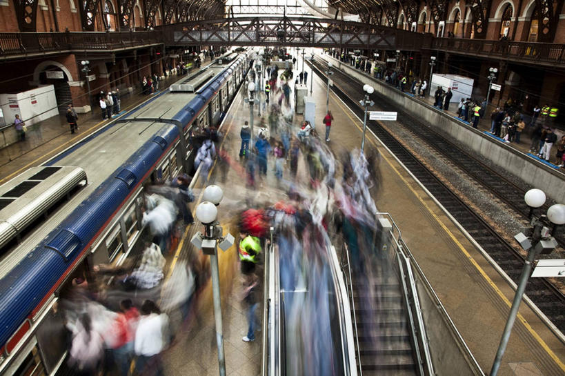 火车站,横图,俯视,室内,白天,运动模糊,旅途,城市,车站,巴西,电动扶梯,站台,公共交通,许多人,月台,一群人,运输,摄影,迅速,上车,群众,圣保罗,步行,彩图,高角度拍摄,铁路车站,铁路站