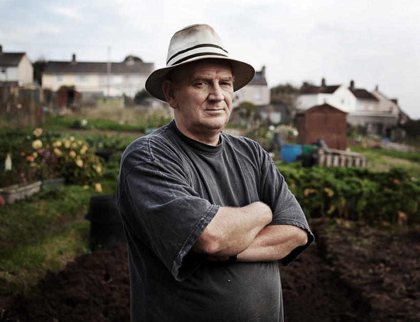 西方人,成年人,中年人,老年人,一个人,站,双手交叉,横图,室外,白天,信心,帽子,英国,欧洲,欧洲人,仅一个男性,仅一个人,仅一个中年男性,休闲装,天空,个性,摄影,双手抱胸,肖像,普利茅斯,男人,男性,中年男性,白种人,半身,彩图,独处