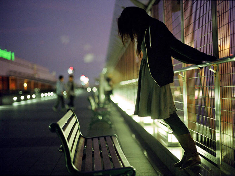 儿童,一个人,机场,栏杆,站,横图,室外,夜晚,侧面,纯洁,神秘,日本,仅一个女性,仅一个人,长椅,拿着,注视,小孩,天空,观察,看,仅一个小孩,可爱,童年,童趣,运输,摄影,观看,照亮,察看,关注,等,童真,烂漫,无邪,成田市,天真,女孩,女人,女性,孩子,彩图,女生