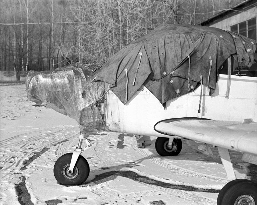 无人,横图,黑白,室外,白天,雪,飞机,欧洲,波兰,寒冷,运输,摄影,停止,暂停,停滞,中欧,首府,波兰共和国,卡托维兹,西里西亚省