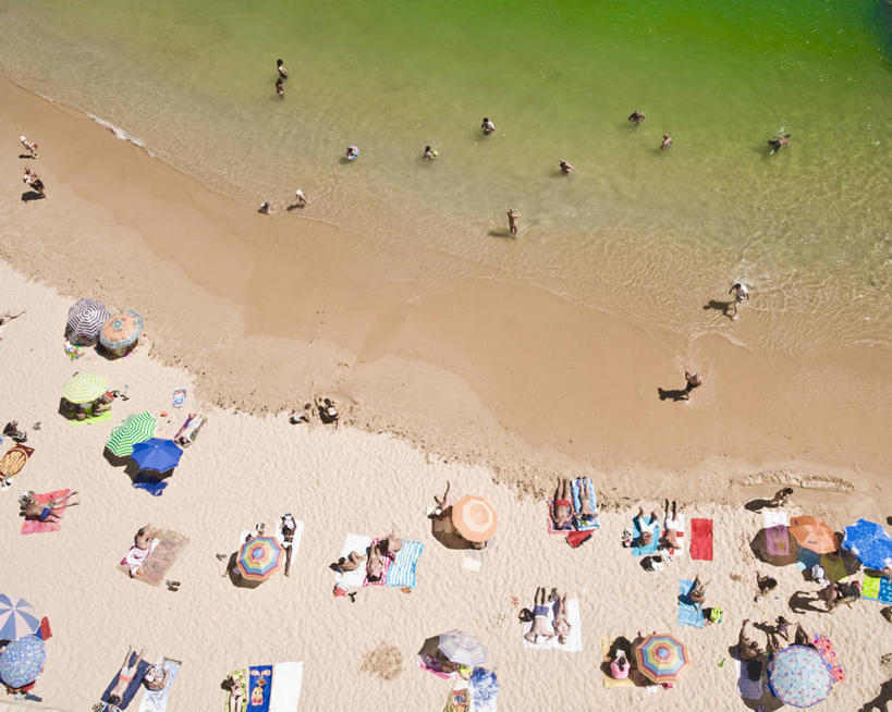 横图,俯视,室外,白天,旅游,度假,海洋,行人,游客,游人,伞,沙子,雨伞,遮阳伞,河岸,阳伞,路人,旅客,自然,放松,摄影,太阳伞,前苏联,过客,阿尔布费拉,海滩,休闲活动,彩图,高角度拍摄