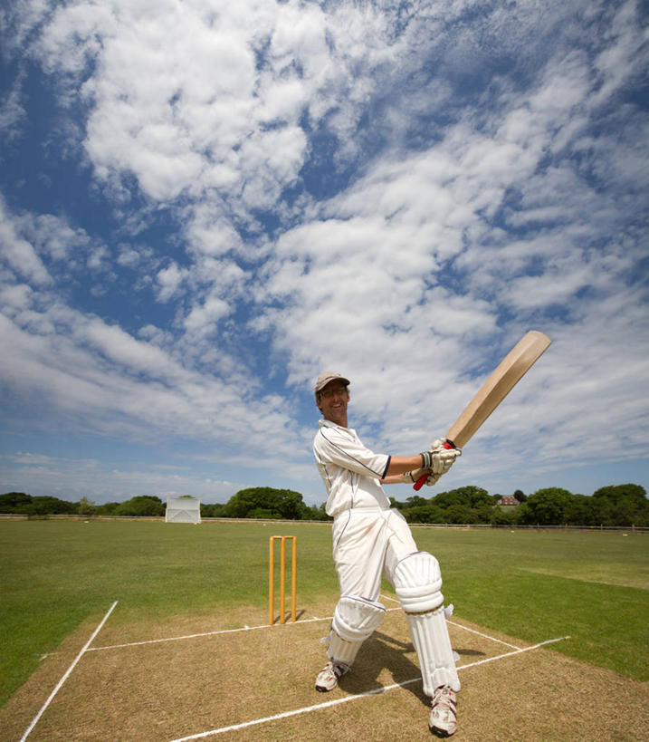 西方人,成年人,中年人,老年人,一个人,笑,微笑,露齿笑,竖图,室外,白天,正面,运动服,快乐,幸福,运动,信心,英国,欧洲,欧洲人,仅一个男性,仅一个人,仅一个中年男性,云,拿着,天空,护膝,摄影,享乐,决心,肖像,技能,怀特岛,男人,男性,中年男性,白种人,彩图,板球运动员