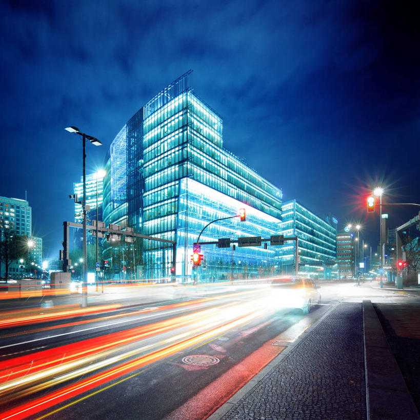 无人,广场,方图,室外,夜晚,长时间曝光,城市,道路,建筑,街道,路,路灯,公路,汽车,德国,红绿灯,交通,首都,现代,柏林,波茨坦广场,天空,运输,摄影,迅速,照亮,马路,彩图