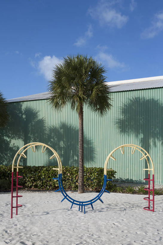 无人,公园,竖图,室外,白天,美国,阴影,沙子,云,树,天空,自然,童年,摄影,攀登架,休闲活动,彩图