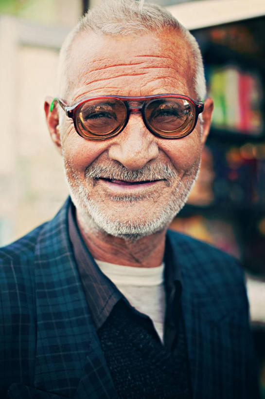 成年人,老年人,脸,头,脸颊,胡须,一个人,微笑,竖图,室外,特写,白天,正面,满意,幸福,信心,伊朗,仅一个男性,仅一个人,套装,眼镜,市场,肩膀,仅一个老年男性,个性,摄影,肖像,设拉子,老年男性,男人,男性,中东人,头部,胡子,络腮胡,脸部,脸蛋,面部,彩图