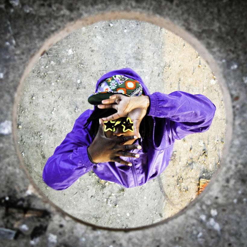 成年人,一个人,站,方图,俯视,室外,特写,白天,时尚,法国,仅一个男性,仅一个人,漂亮,仅一个年轻男性,紫色,星形,鸭舌帽,摄影,幽默,时髦,肖像,想象,时兴,茄克,雷恩,男人,男性,年轻男性,非洲人,年轻人,半身,彩图,高角度拍摄