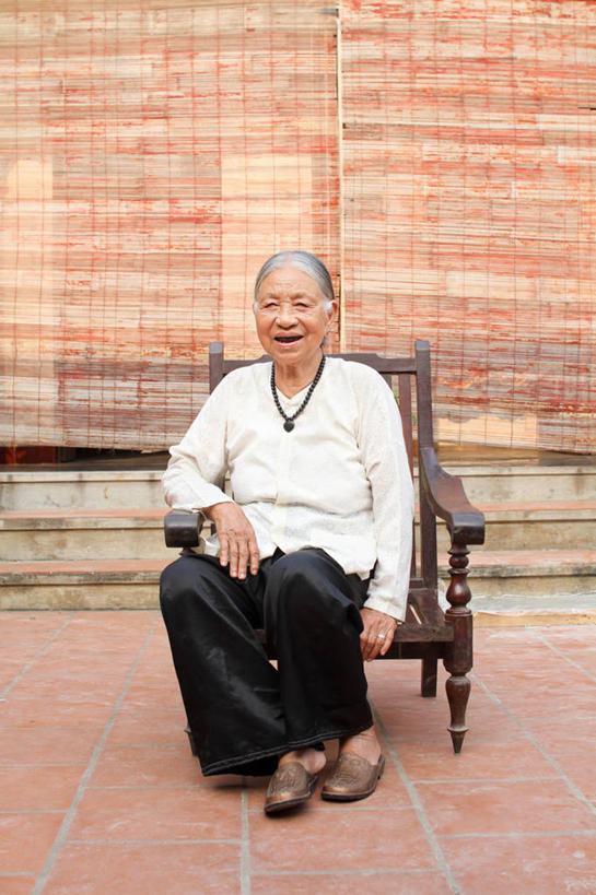 成年人,老年人,头发,一个人,坐,笑,微笑,竖图,室外,白天,正面,幸福,信心,椅子,越南,仅一个女性,仅一个人,首都,休闲装,台阶,眯眼,眯,摄影,仅一个老年女性,退休,肖像,河内,老年女性,女人,女性,彩图,二流子