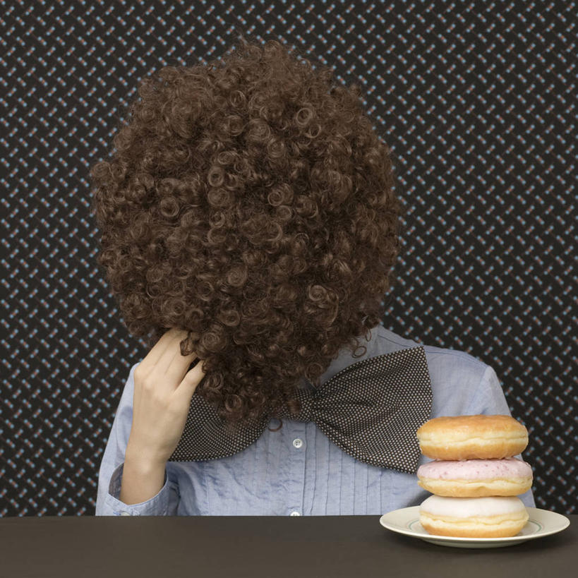 成年人,脸,头,脸颊,一个人,坐,摸,方图,室内,正面,日本,仅一个女性,抚摸,堆叠,假发,休闲装,饮食,肩膀,盘子,个性,遮,遮掩,摄影,掩盖,遮挡,爆炸头,多纳圈,遮盖,掩饰,头部,脸部,脸蛋,面部,触摸,接触,彩图