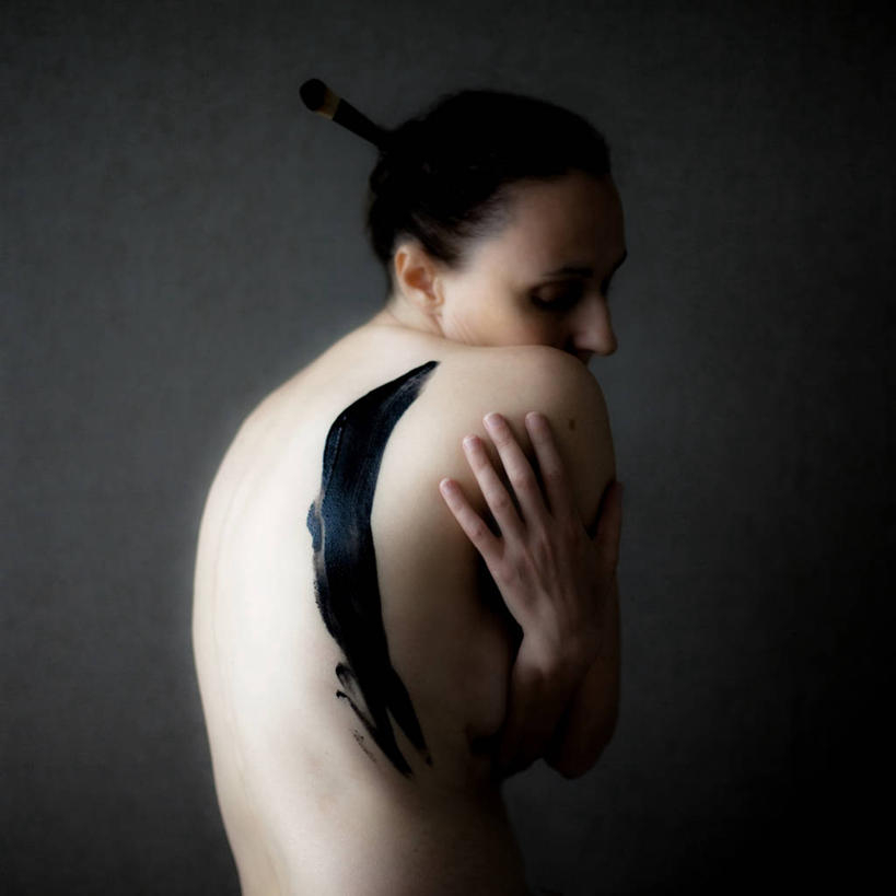 成年人,中年人,老年人,裸体,一个人,方图,性感,法国,仅一个女性,仅一个人,黑色背景,画笔,仅一个中年女性,人体,摄影,后背,涂料,悲哀,想法,美术工艺,女人,女性,中年女性,半身,彩图,影棚拍摄