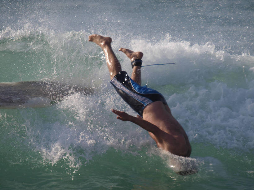 冲浪,成年人,一个人,横图,室外,白天,失败,海浪,海洋,英国,仅一个男性,泳裤,冲浪板,出局,裸露,波浪,摄影,落下,颠倒,裸,休闲活动,彩图