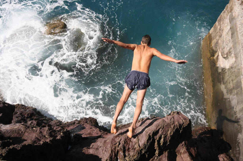 少年,一个人,举,横图,俯视,室外,白天,风险,海浪,海洋,葡萄牙,仅一个男性,仅一个人,短裤,溅,悬崖,裸露,刺激,仅一个年轻男性,波浪,托,赤脚,摄影,享乐,岩层,裸,马德拉,大西洋群岛,冒险,男人,男性,年轻男性,岩石,休闲活动,举起,举手,举着,向上举,向上伸,向上托,彩图,高角度拍摄