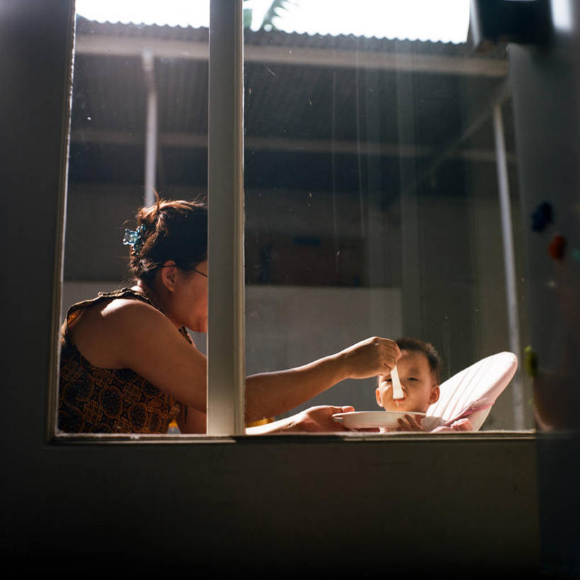 婴儿,儿童,成年人,中年人,脸,头,脸颊,两个人,家庭,母亲,女儿,坐,方图,室内,白天,纯洁,印度尼西亚,连接,拿着,休闲装,饮食,肩膀,婴儿车,小孩,盘子,汤匙,温暖,温馨,一家人,可爱,摄影,活泼,和睦,关爱,宝宝,纯真,烂漫,无邪,婴儿食品,喂养,西爪哇,伶俐,天真,女性,中年女性,中国人,孩子,头部,脸部,脸蛋,面部,玻璃杯,彩图,融洽,万隆