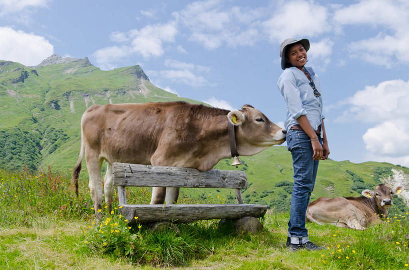 成年人,一个人,站,笑,微笑,露齿笑,横图,室外,白天,侧面,快乐,幸福,山,帽子,奥地利,仅一个年轻女性,仅一个女性,仅一个人,长椅,云,休闲装,闻,草,天空,动物,两只,家畜,摄影,牲畜,肖像,母牛,福拉尔贝格州,年轻女性,女人,女性,年轻人,彩图,莱希,家牛