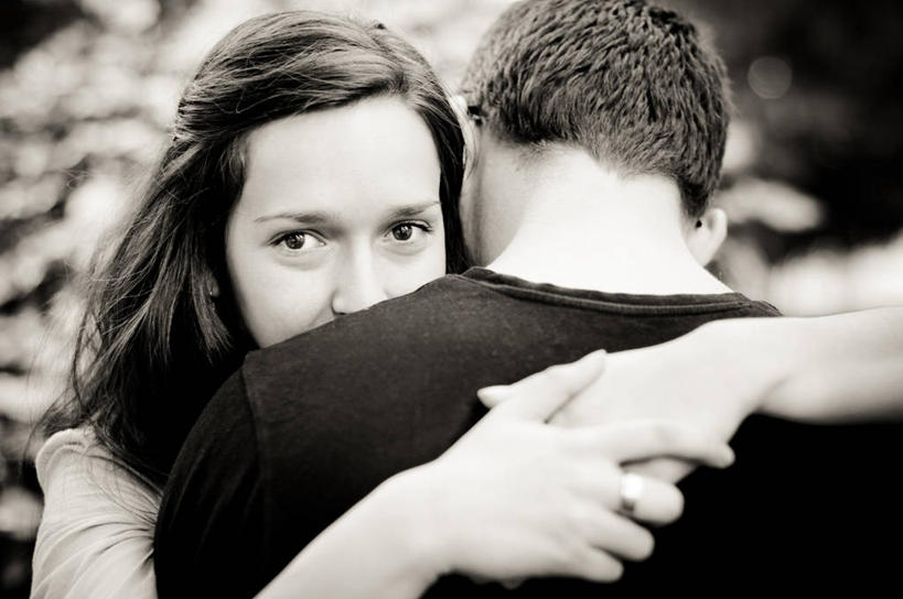 成年人,中年人,脸,头,脸颊,两个人,横图,黑白,室外,特写,白天,西班牙,连接,首都,扭头,注视,休闲装,肩膀,戒指,观察,看,转头,马德里,摄影,观看,察看,关爱,关注,肖像,异性恋,年轻女性,中年男性,年轻人,头部,脸部,脸蛋,面部,手牵手,拥抱,爱,俄罗斯人