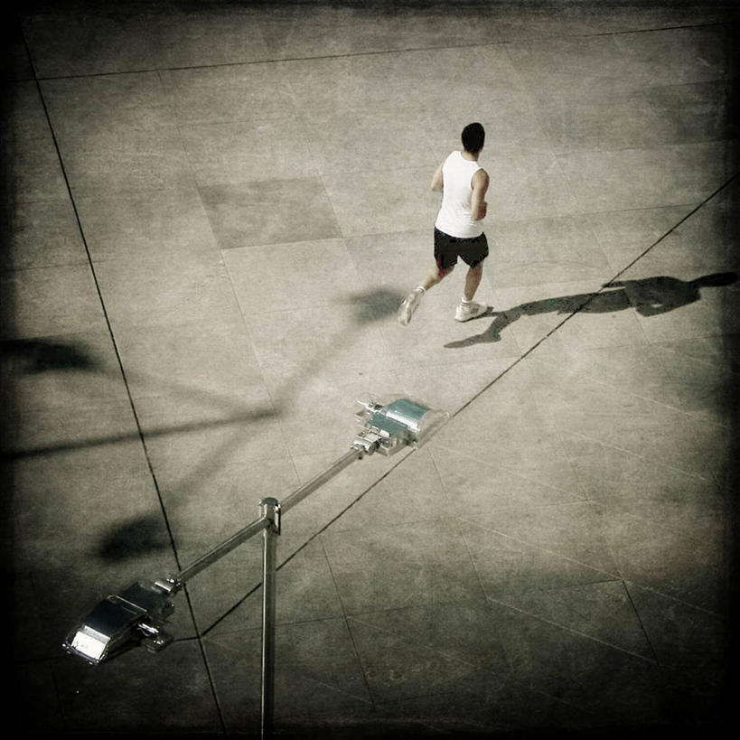 成年人,一个人,跑,方图,俯视,室外,白天,运动服,运动,路灯,游乐场,西班牙,仅一个男性,阴影,背面,健康,摄影,彩图,高角度拍摄