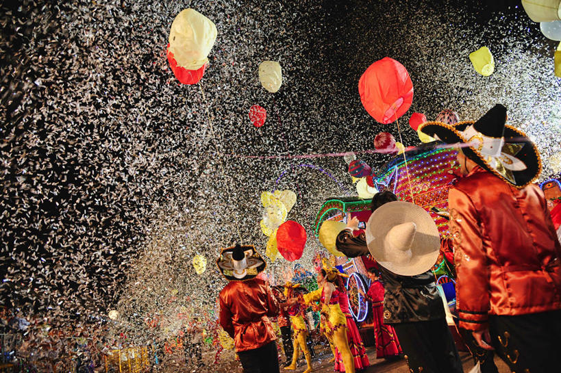 站,横图,室外,特写,夜晚,新加坡,庆祝,首都,许多人,一群人,乐趣,摄影,享乐,游行,新加坡市,半身,彩图,传统服装,传统文化,结尾,传统节日