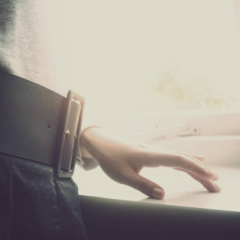 成年人,手,一个人,方图,室内,特写,白天,日光,英国,仅一个女性,腰带,窗台,人体,摄影,部分,彩图,感知