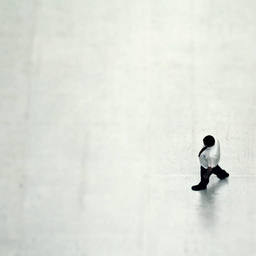 成年人,一个人,方图,俯视,室内,白天,寂寞,仅一个男性,正装,领带,个性,摄影,捷克共和国,步行,彩图,高角度拍摄