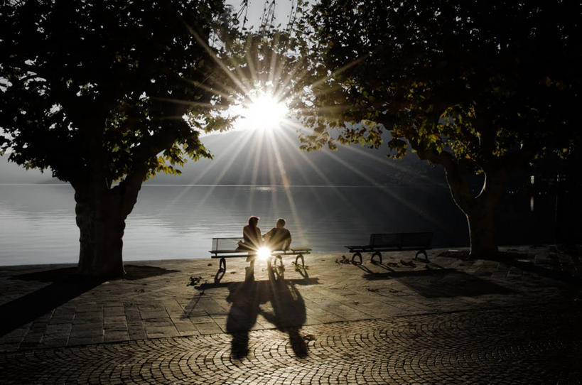 成年人,两个人,坐,横图,室外,镜头眩光,湖,日落,太阳,瑞士,连接,阴影,长椅,浪漫,树,自然,摄影,提契诺州,男人,女人,彩图,爱,阿斯科纳