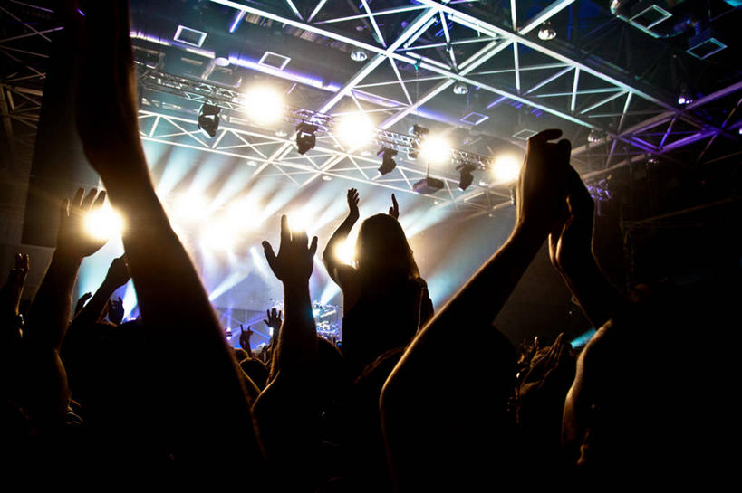 举,鼓掌,横图,室内,夜晚,夜生活,剧院,以色列,表演,庆祝,许多人,音乐,托,一群人,摄影,生活方式,照亮,享乐,群众,特拉维夫,音乐会,举起,举手,举着,向上举,向上伸,向上托,彩图,欢乐,演奏会