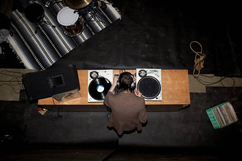 成年人,一个人,横图,俯视,室内,技术,桌子,美国,仅一个男性,褐色,鼓,音乐,耳机,摄影,北美,北美洲,美洲,北亚美利加洲,亚美利加洲,密歇根,密歇根州,貂熊州,狼獾之州,狼獾州,安娜堡,技能,半身,彩图,高角度拍摄,美利坚合众国