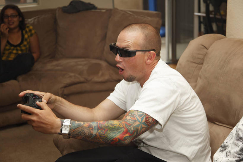 西方人,儿童,成年人,两个人,坐,横图,室内,时尚,纯洁,沙发,欧洲,美国,欧洲人,拿着,休闲装,纹身,小孩,遥控器,表,可爱,乐趣,童年,童趣,摄影,起居室,享乐,加利福尼亚,童真,烂漫,无邪,3D眼镜,写实,脱发,天真,年轻男性,女孩,白种人,孩子,年轻人,彩图,胡茬,计算机游戏