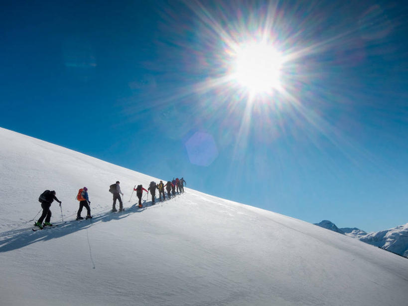 横图,室外,白天,镜头眩光,旅游,度假,探险,团队,山,雪,奥地利,一排,整齐,冬天,娱乐,排列,天空,自然,享受,休闲,放松,寒冷,摄影,队列,挑战,登山杖,福拉尔贝格州,冒险,步行,彩图