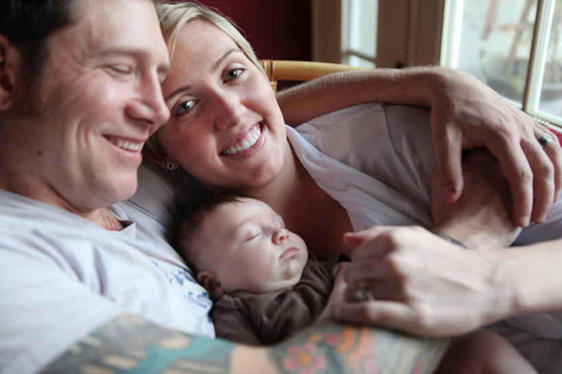 西方人,婴儿,儿童,成年人,脸,头,脸颊,头发,三个人,家庭,母亲,父亲,女儿,笑,微笑,露齿笑,横图,室内,白天,快乐,幸福,纯洁,窗户,日光,欧洲,美国,欧洲人,连接,纹身,肩膀,小孩,黑色,休息,温暖,温馨,一家人,金色,可爱,摄影,活泼,和睦,加利福尼亚,宝宝,肖像,纯真,烂漫,无邪,长滩,伶俐,天真,年轻男性,年轻女性,女性,白种人,孩子,年轻人,头部,脸部,脸蛋,面部,拥抱,彩图,爱,融洽