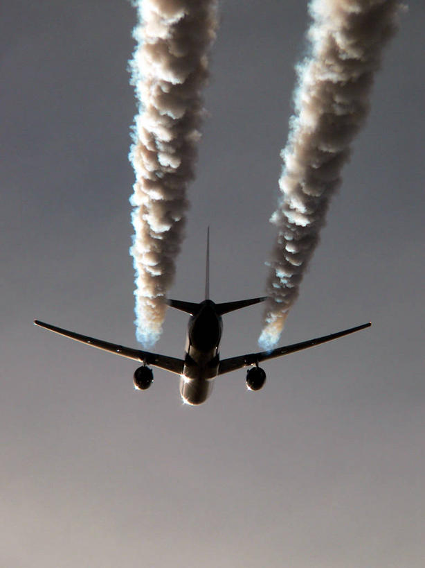 无人,竖图,室外,白天,烟雾,半空,飞,天空,大西洋,运输,摄影,污染,废气,飞行器,飞机尾迹,尾迹云,机尾云,飞机拉烟,云带,尾迹,机尾迹,飞机尾气,空气污染,彩图