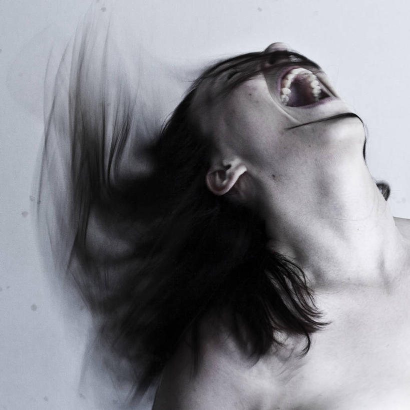 西方人,成年人,脸,头,脸颊,头发,一个人,方图,室内,白天,英国,欧洲,欧洲人,仅一个年轻女性,仅一个女性,仅一个人,肩膀,黑色,向上看,张嘴,摄影,尖叫,噪声,问题,张大嘴巴,挫败,莱切斯特城,年轻女性,女人,女性,白种人,年轻人,头部,脸部,脸蛋,面部,张开嘴,彩图,拉夫堡