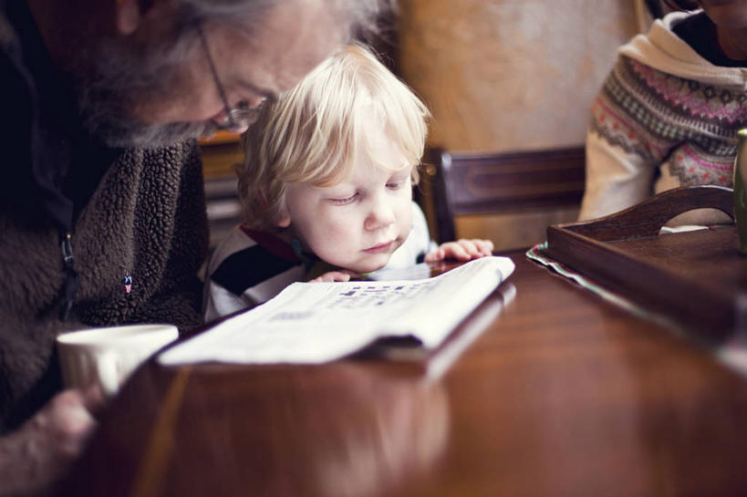 西方人,儿童,成年人,老年人,脸,头,脸颊,头发,三个人,祖父,坐,横图,室内,白天,游戏,纯洁,桌子,报纸,英国,欧洲,欧洲人,眼镜,玩,休闲装,娱乐,肩膀,小孩,休闲,金色,可爱,童年,童趣,益智,读书,摄影,活动,协助,专心,发泄,消遣,智力,填字游戏,童真,烂漫,无邪,宣泄,兰开夏,解决,天真,老年男性,男孩,男人,男性,白种人,孩子,头部,脸部,脸蛋,面部,孙子,玩耍,嬉戏,彩图,纵横字谜
