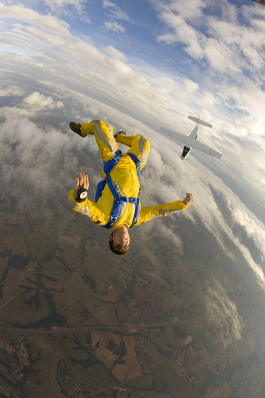 西方人,成年人,一个人,竖图,俯视,航拍,室外,白天,运动服,探险,飞机,降落伞,巴西,欧洲,欧洲人,仅一个男性,仅一个人,云,半空,拿着,极限运动,仅一个年轻男性,天空,运输,摄影,颠倒,享乐,鸟瞰,圣保罗州,冒险,跳伞运动,男人,男性,年轻男性,白种人,年轻人,彩图,高角度拍摄